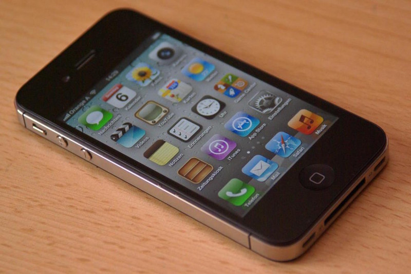 2011 — Apple iPhone 4S.