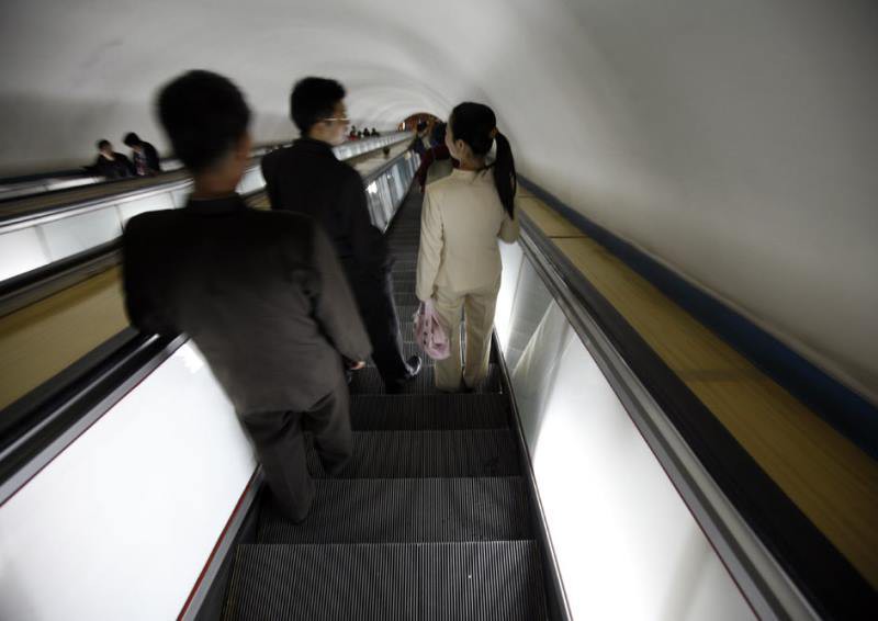 В Пхеньяне находится самое глубокое в мире метро, которое по совместительству служит городским бомбоубежищем.