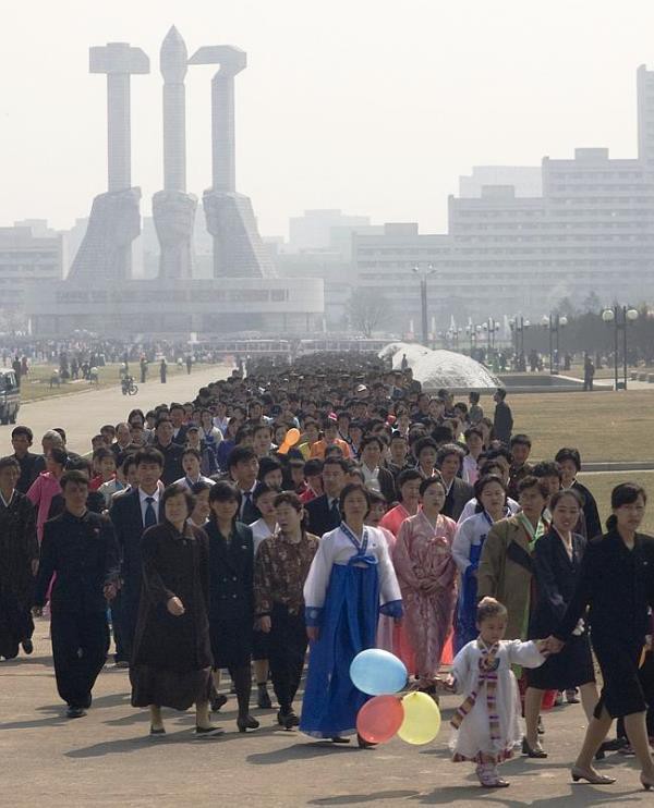 Праздники в Северной Корее несколько отличаются от привычных нам, так как граждан "просят" оказать дань уважения великому лидеру у различных памятников. Получившиеся очереди могут достигать несколько километров.