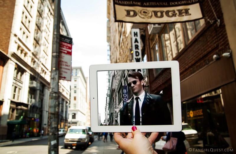 Это фотография с места съёмки фильма «Сорвиголова». Чарли Кокс на 19-ой улице в Нью-Йорке.