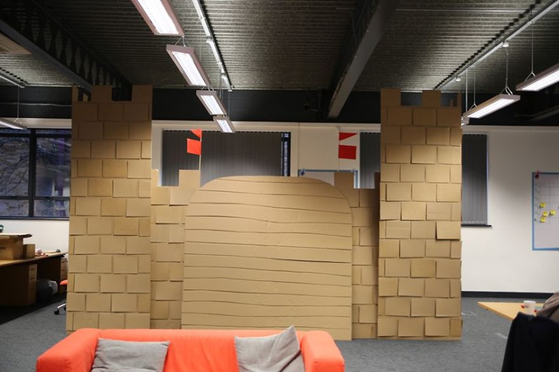 Работники компании решили построить в офисе гигантский картонный замок