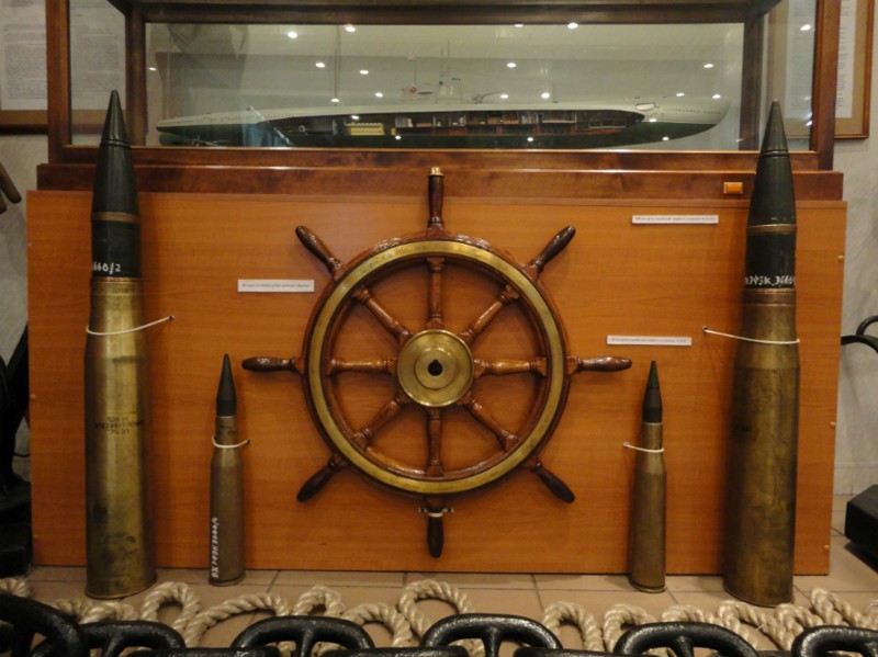 Модель, показывающая устройство лодки, штурвал лёгкого крейсера "Фрунзе" и различные снаряды