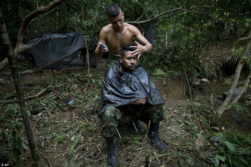 Быт повстанческого отряда в джунглях Колумбии