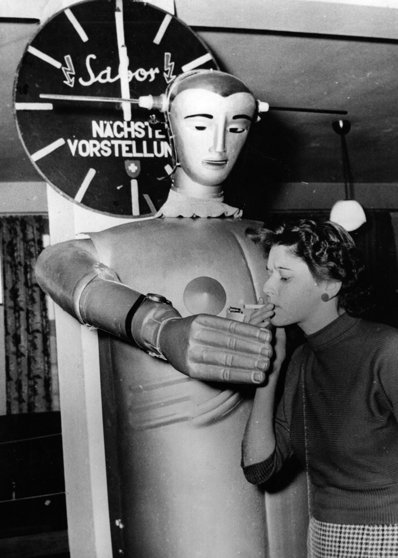 1955 год. Робот Сабор прикуривает сигарету женщине в универмаге в Мюнхене.