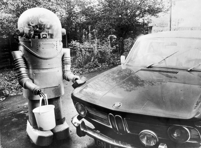 1975 год. Робот Дениса Уэстона "Тинкер" моет машину для него. Робот содержит 120 электро двигателей и управляется дистанционно.
