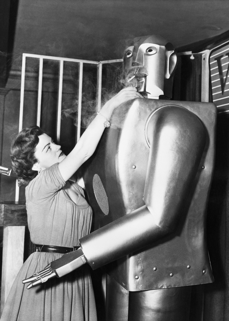1954 год. Певица Жанна Даулинг прикуривает сигарету роботу Электро.