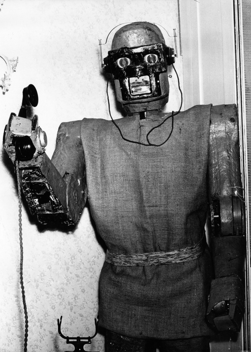 1964 год. ММ7 отвечает по телефону вместо своего создателя.