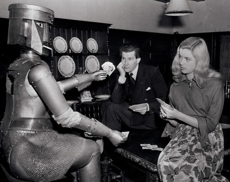 1952 год. Робот "Роберт" играет в карты с Денисом Гамильтоном и Дианой Дорс.