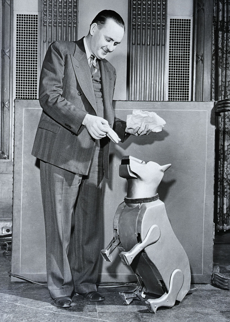 1940 год. Инженер Вестингауз загружает горячую собаку в робособаку.