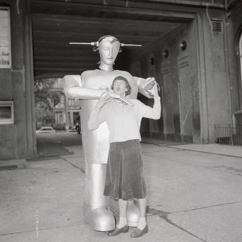 1952 год. Робот Луи изобретение двух швейцарских инженеров пытается научиться танцевать. И конечно наступает на ногу партнерше.