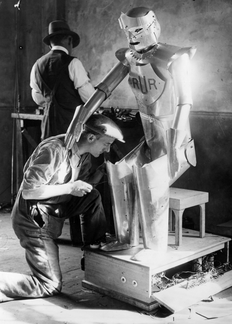 1928 год робот Эрик, созданный изобретателем Ричардсоном, может сидеть, стоять, пожать руку, воспроизводить запись речи.