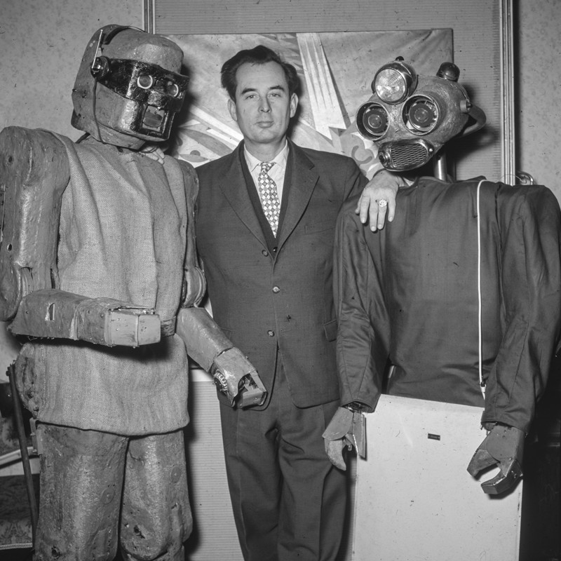 1964 год. Изобретатель Клаус Шольц со своими роботами ММ7 и ММ8. Ими можно управлять с пульта по проводам.