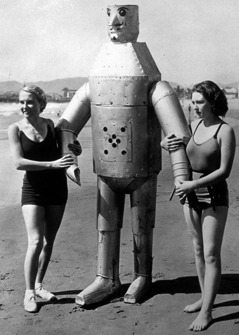 1934 год. Девушки позируют вместе с роботом созданным Лейтоном Гилбертом