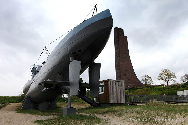 Здесь же расположен мемориал посвященный немецким морякам подводникам.