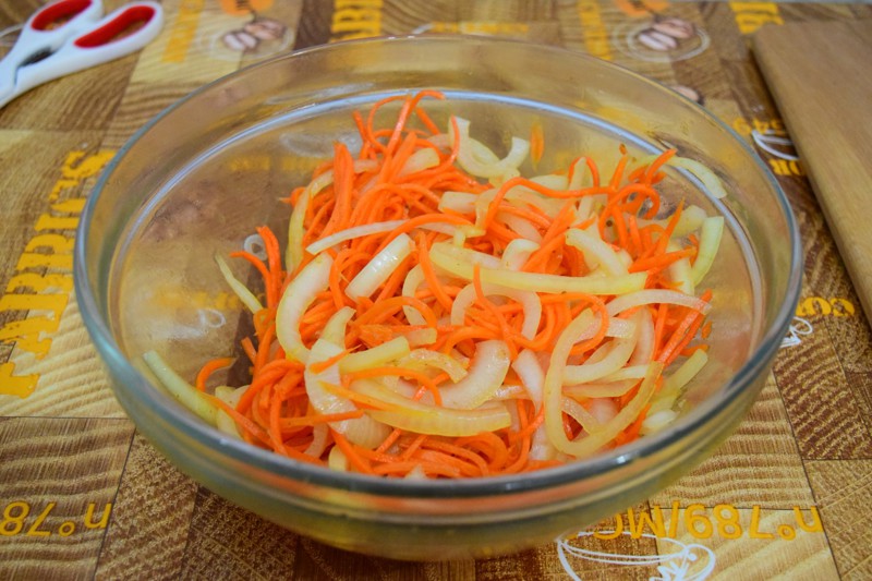 Смешаем лук с морковью по корейски.