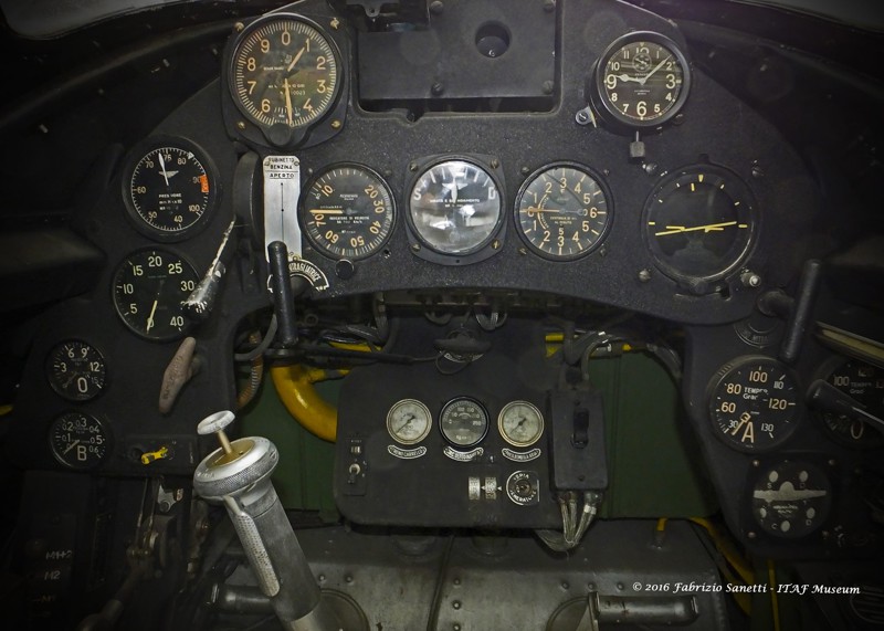 В кабине итальянского истребителя Macchi C.205 Veltro