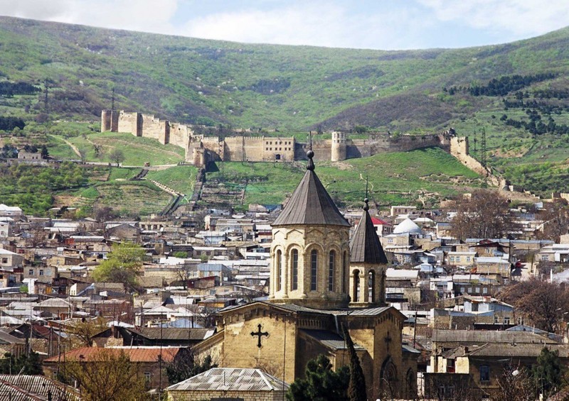 Дербент, Дагестан. Самый южный и один из старейших городов России. Его уникальные двойная оборонительная стена, крепость Нарын-Кала VIII века, мечеть Джума и Армянский храм в 2003 году были включены в список Всемирного наследия ЮНЕСКО.