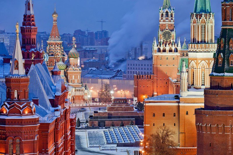 Московский Кремль. Крупнейшая крепость в Европе, не только сохранившаяся как исторический объект, но и являющаяся рабочим кабинетом президента и местом проведения торжественных церемоний.