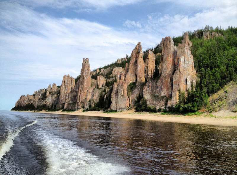 Ленские столбы, Якутия. Их высота доходит до ста метров, они протянулись вдоль правого берега реки Лены, а приблизительный возраст уникальных камней – 400 тысяч лет!