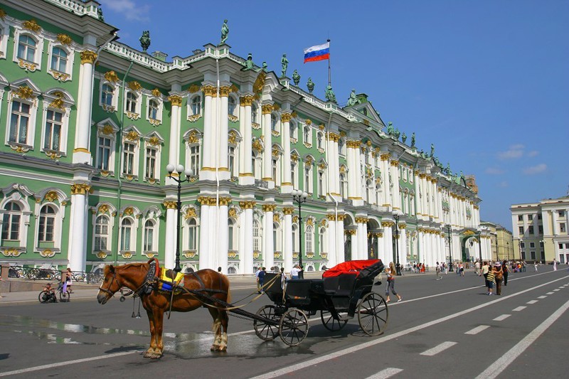 Исторический центр Санкт-Петербурга. В 1736 году Дворцовая площадь именовалась Адмиралтейским лугом. Это пространство служило строительной площадкой, пока возводили Зимний дворец, в честь которого площадь и получила нынешнее название.