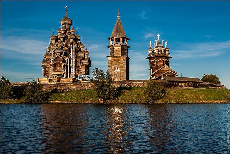 Кижи, Карелия. Архитектурный ансамбль Кижского погоста – это две уникальные деревянные церкви и колокольня.
