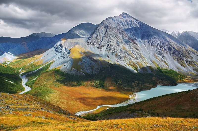 Золотые горы Алтая. Причина удивительно бирюзового цвета воды в Кучерлинском озере на Алтае – известковые отложения.