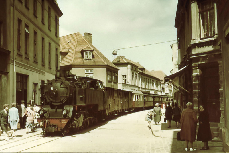 На улочке городка Bad Doberan в ГДР около 1965 года: