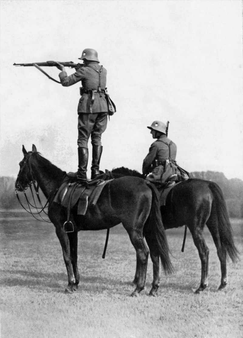 Немецкие кавалеристы стреляют с спины лошади 1935 год.
