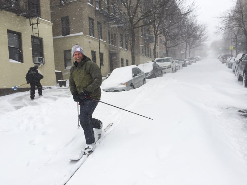 12. Жители Нью-Йорка разъезжают по улицам на лыжах
