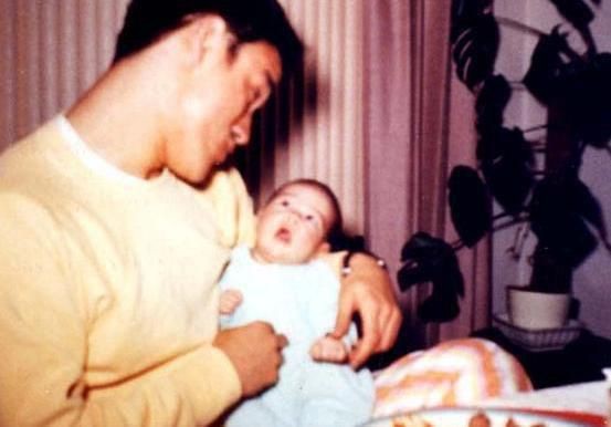 Трогательные семейные фотографии легендарного Брюса Ли. Таким вы его еще не видели! брюс ли, семья