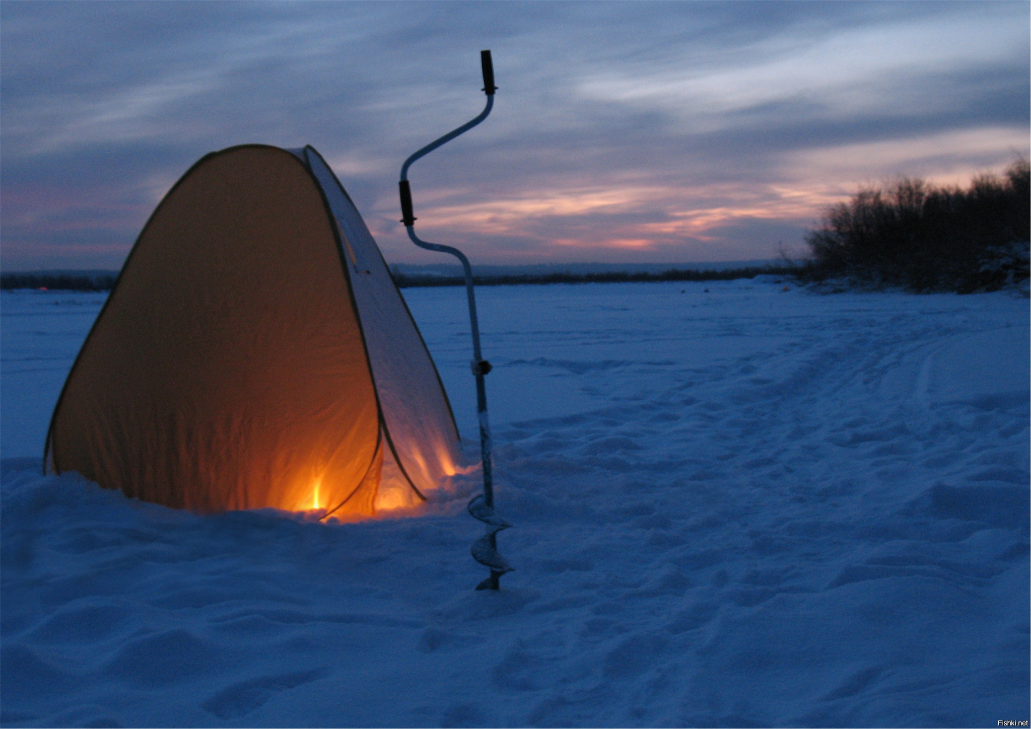Хорошей зимней рыбалки. Зимняя палатка. Палатка рыболовная. Палатка зима. Палатка Рыбацкая зимняя.