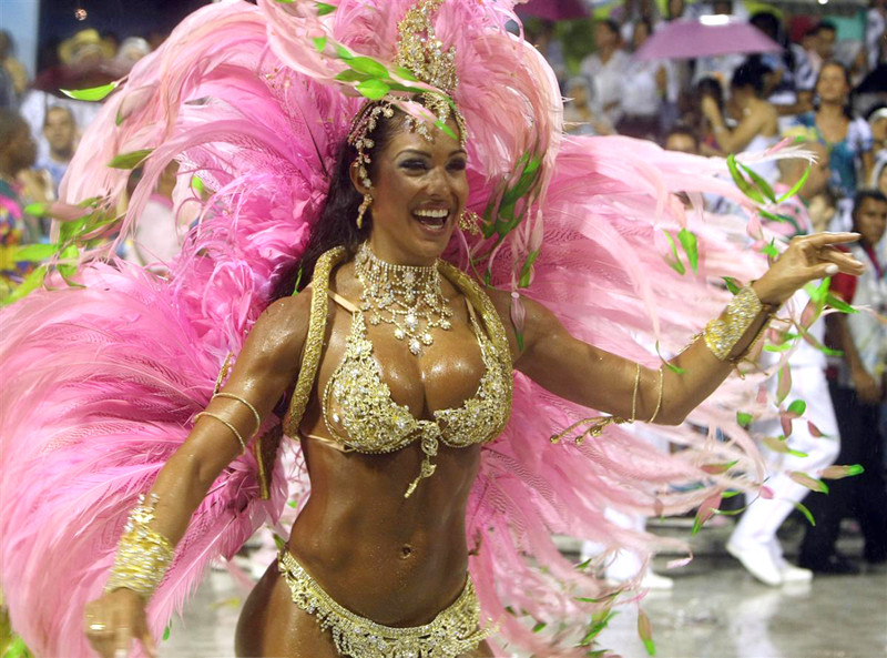 Проститутки Рио-де-Жанейро устроили показ мод