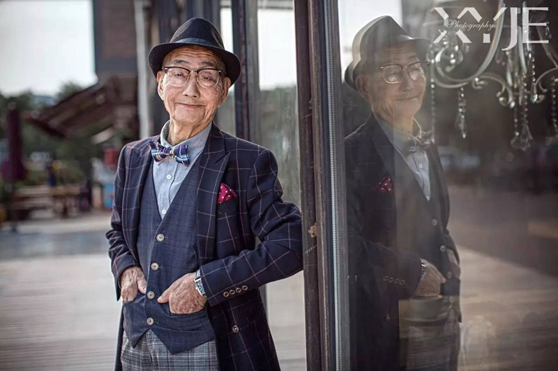 Китайский фотограф под ником XiaoYeJieXi вывел своего дедушку на прогулку по городу...