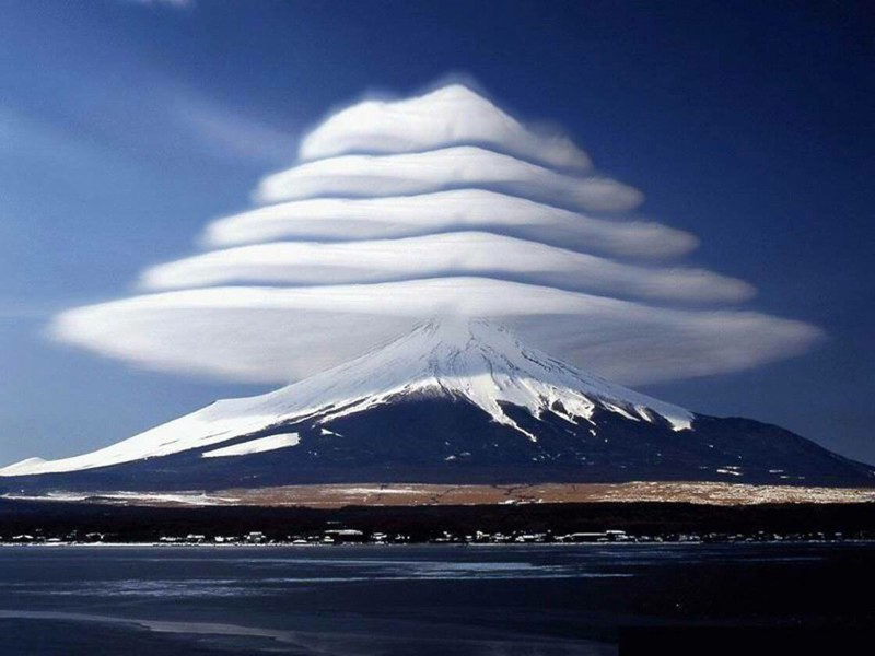 Облака над горой Фудзи.