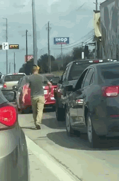 Я вызываю тебя на дуэль!  Любитель бейсбола и любитель пиньяты не поделили дорогу Техаса Я вызываю тебя на дуэль!  Любитель бейсбола и любитель пиньяты не поделили дорогу Техаса