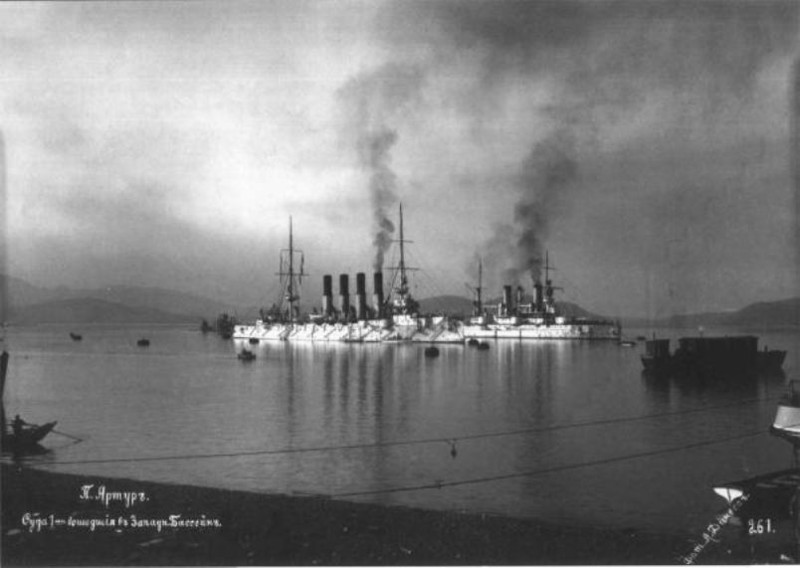 Крейсер "Варяг" и броненосец "Полтава" в западном бассейне Порт-Артура, 1902-1903 годы