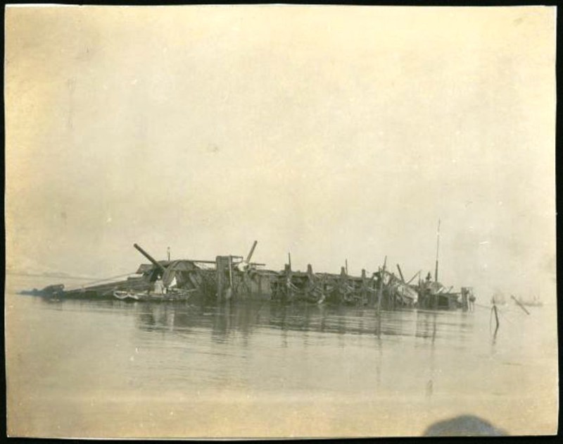 Затопленный крейсер "Варяг" в Чемульпо, 10 февраля 1904 года