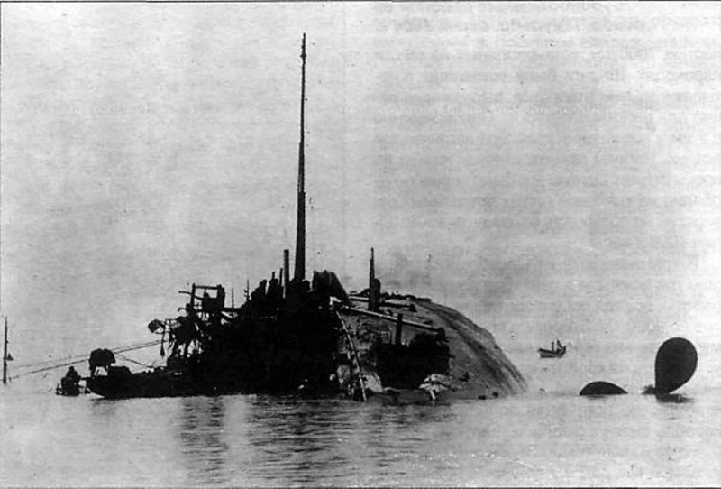 Затопленный "Варяг" во время отлива, 1904 год