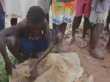 Вот так делают футбольные мячи африканские дети