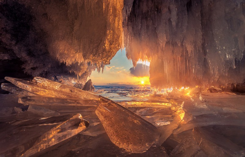 Закат сквозь пещеру на озере Байкал
