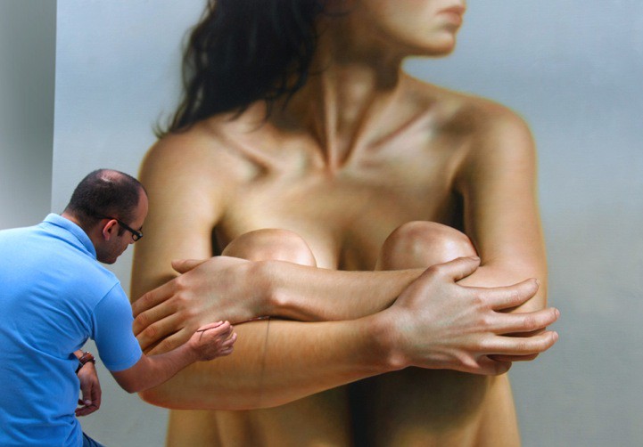 Художник создаёт гиперреалистичные картины с изображением женских форм