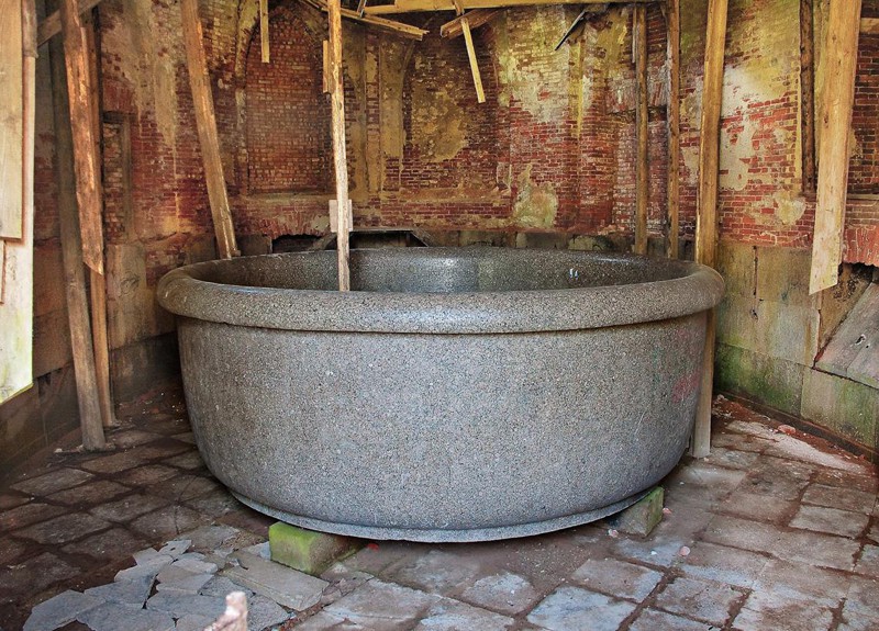 Тайна гранитной ванны из Баболовского парка
