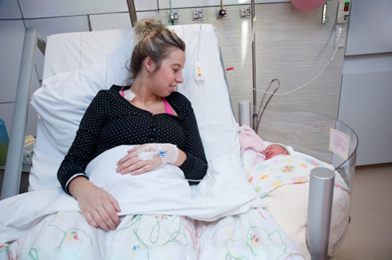 День матери в больнице. Новорождённые дети в больнице. Мама с новорожденным в палате. Кровати в роддоме для детей.
