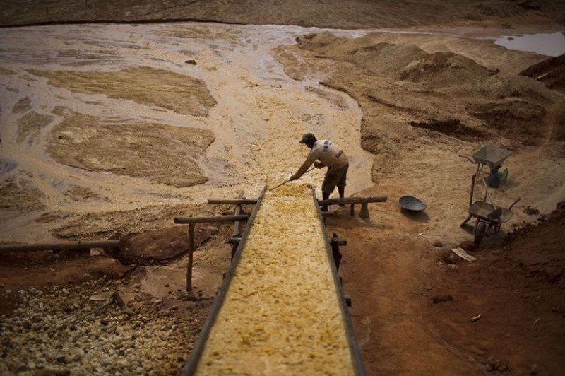 Как добывают алмазы на заброшенном руднике в Бразилии