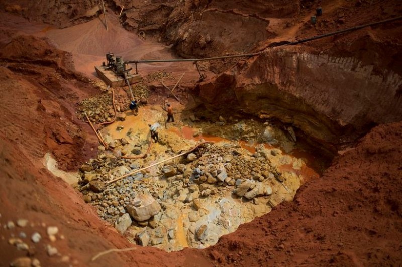 Как добывают алмазы на заброшенном руднике в Бразилии