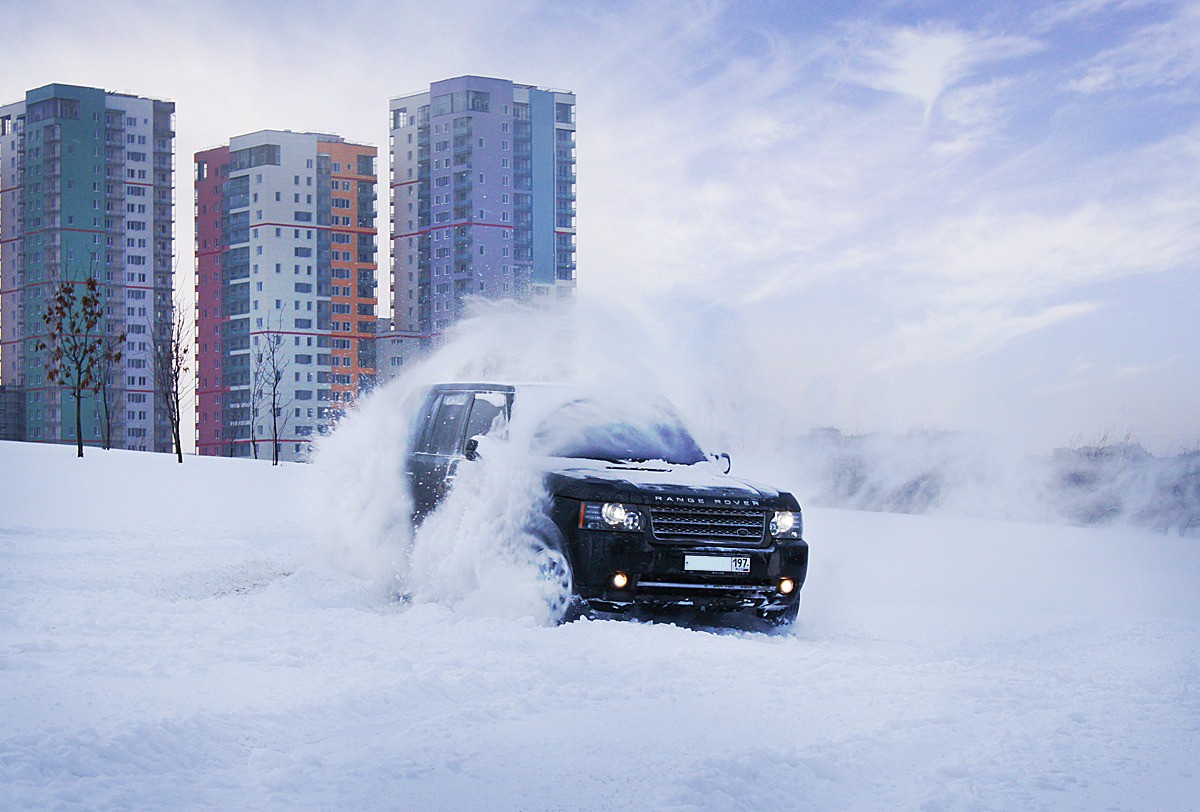 Машина зимой. Рендж Ровер дрифт. Рендж Ровер дрифт корч. Range Rover зимний дрифт.