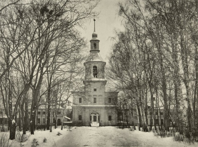 13. Надвратная башня и два флигеля. Фото 1929 года. Башня была разрушена и восстановлена в 70-е годы прошлого века.