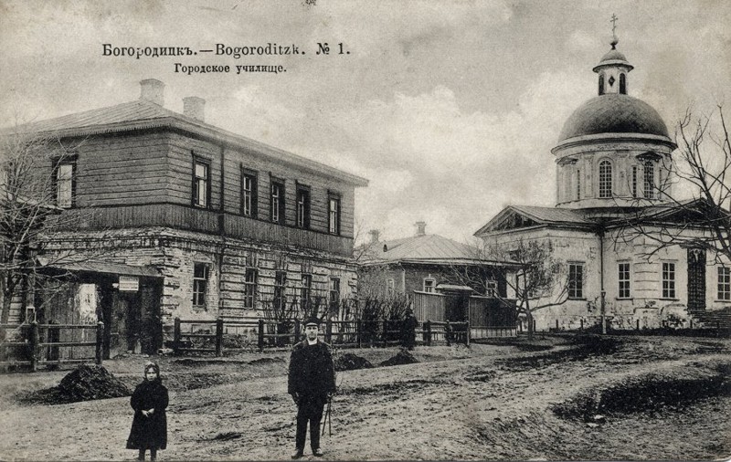 10. Казанская церковь и городское училище. Открытка 1900 года.