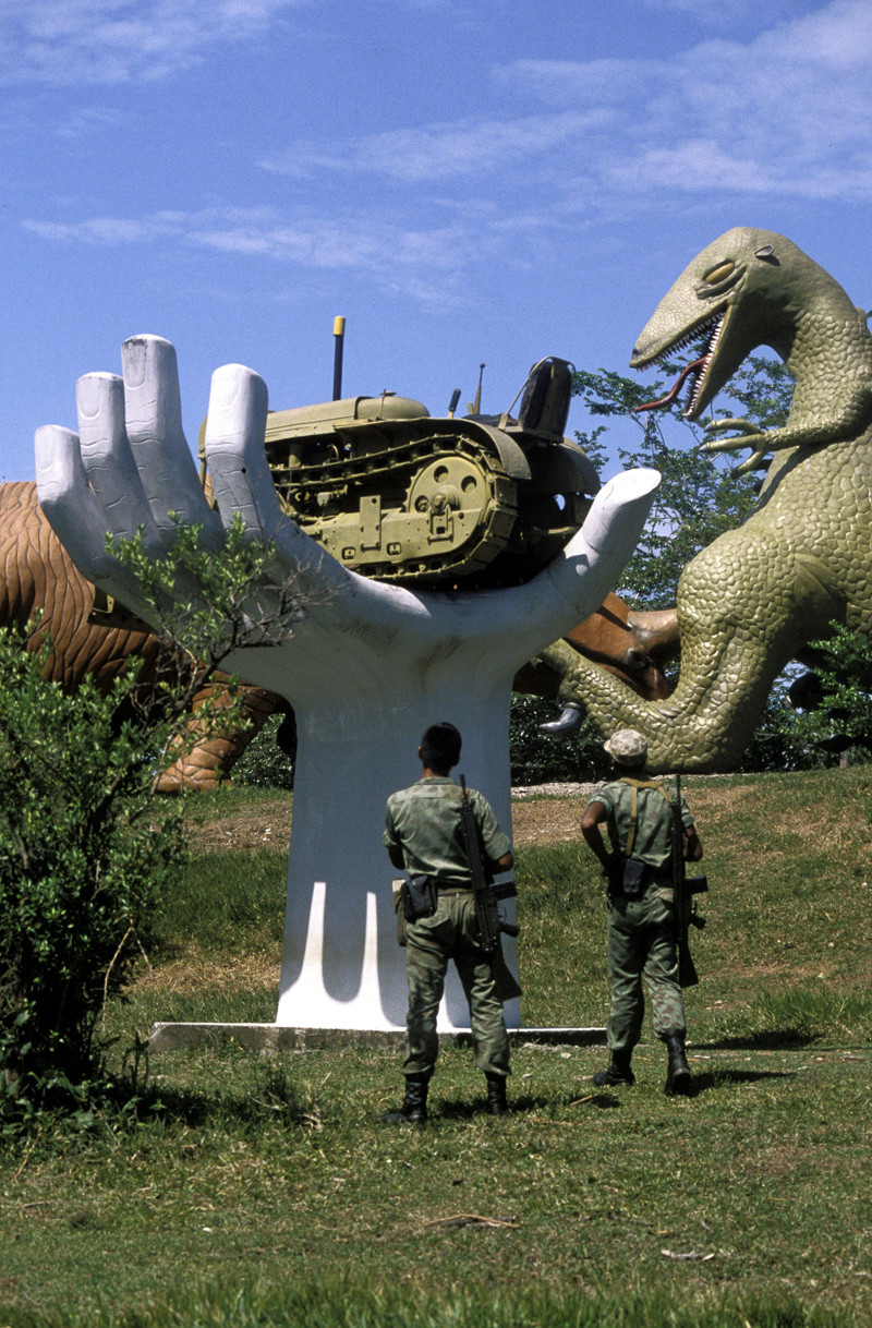 4. Сама территория гассиенды была заселена со статуями динозавров и других существ.
