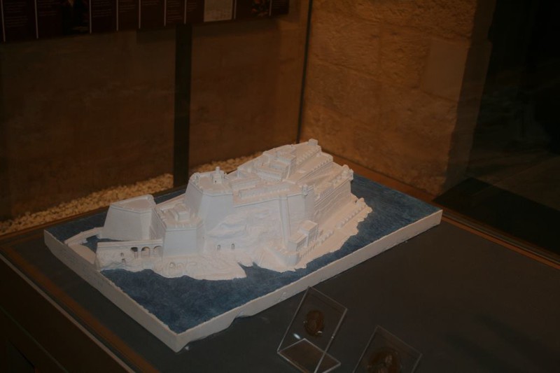Макет форта Святого Анджело это на другом берегу бухты. 